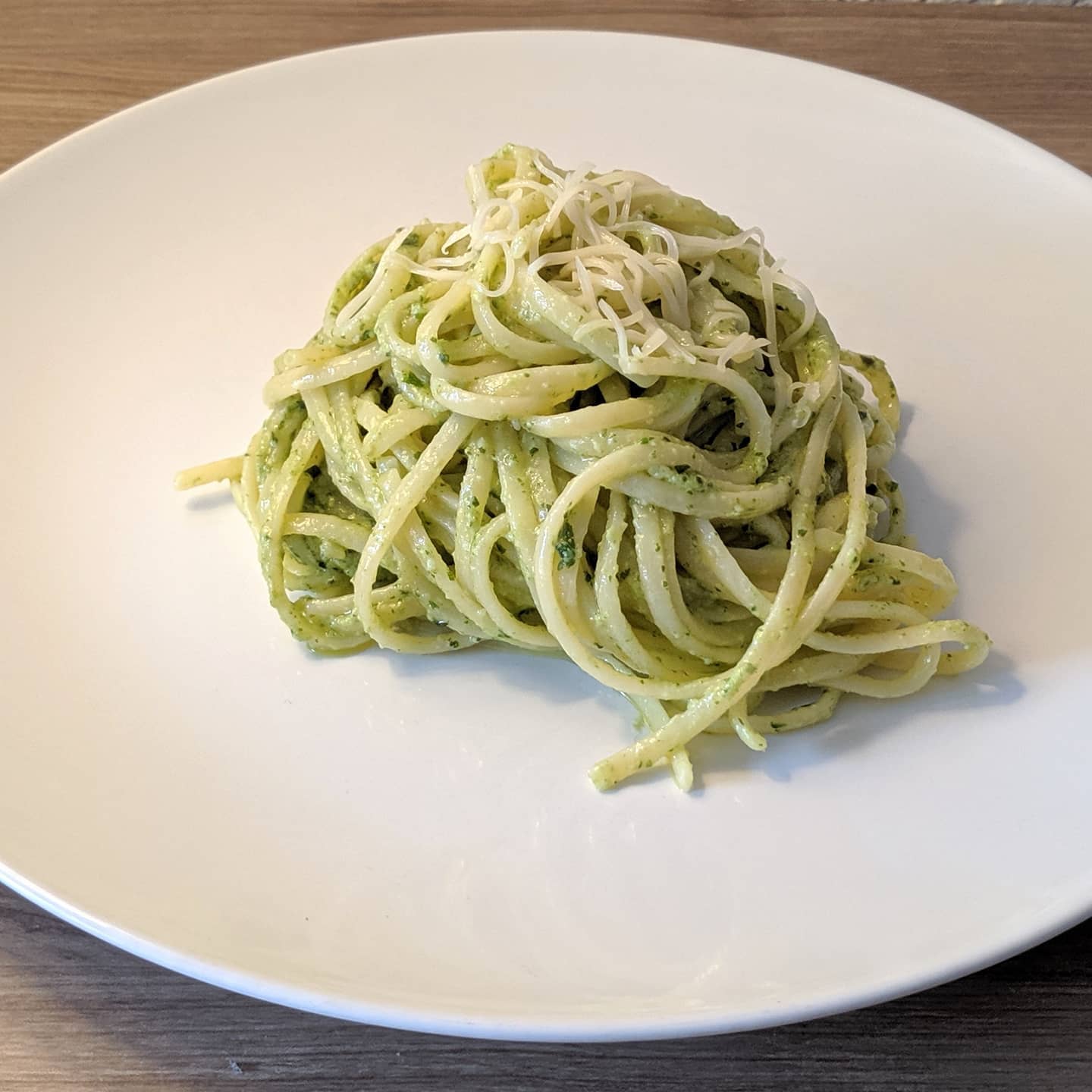 Linguine al pesto de rulo de cabra