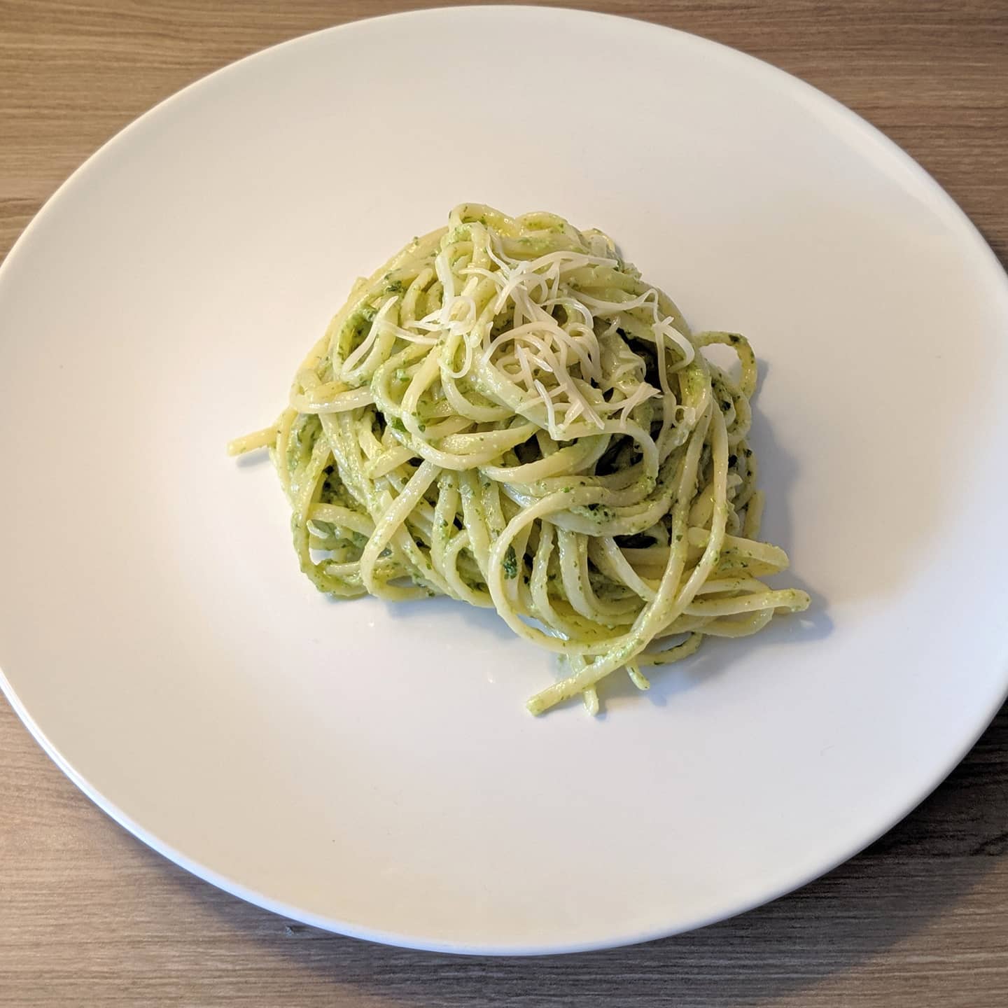 Linguine al pesto de rulo de cabra