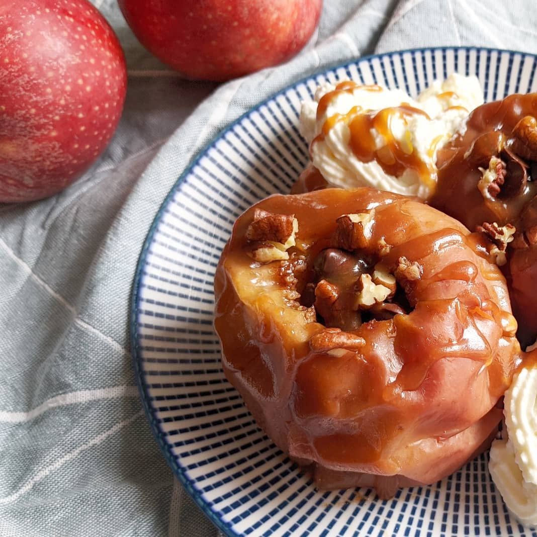 Manzanas rellenas al horno con salted caramel y nata