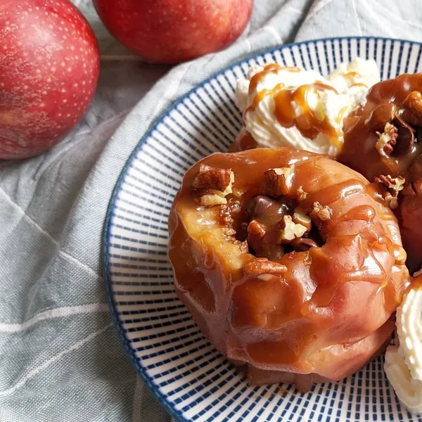 Manzanas rellenas al horno con salted caramel y nata