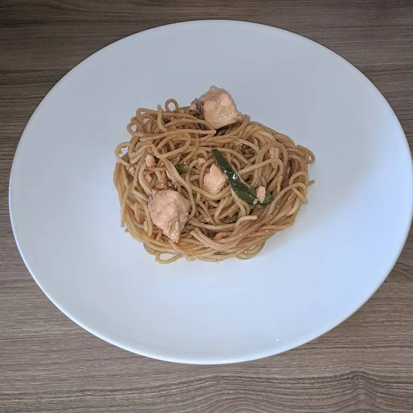 Mezclum de espagetis con salmón teriyaki