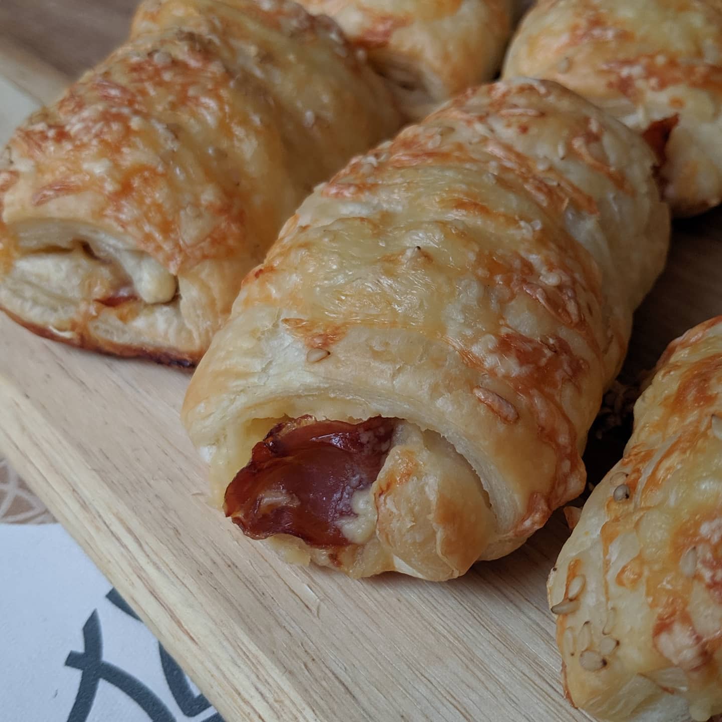 Napolitanas de hojaldre con jamón serrano y queso gouda viejo