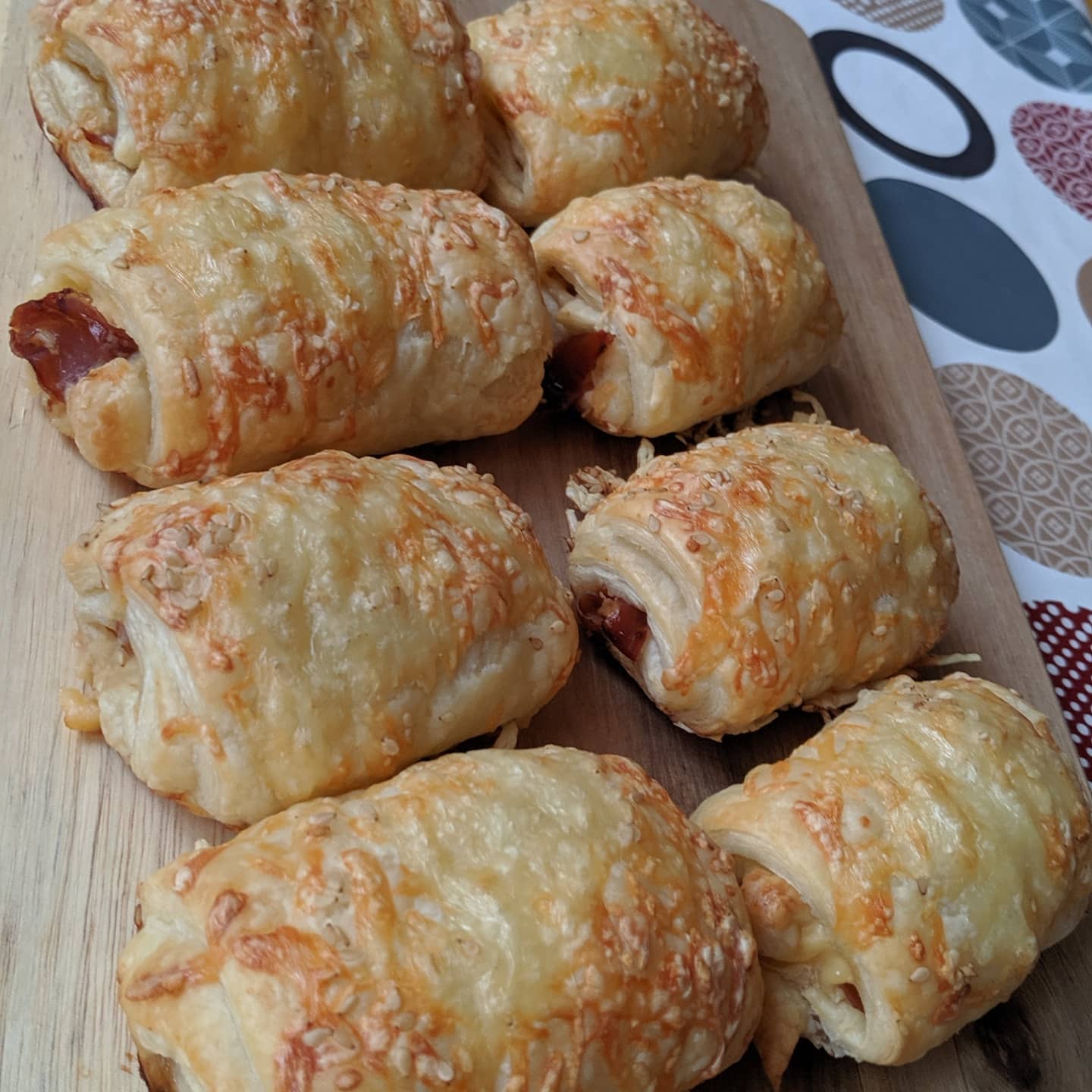 Napolitanas de hojaldre con jamón serrano y queso gouda viejo