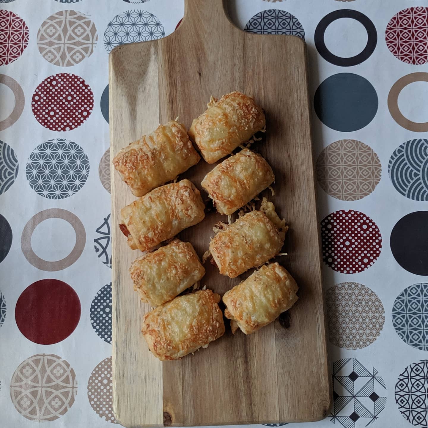 Napolitanas de hojaldre con jamón serrano y queso gouda viejo