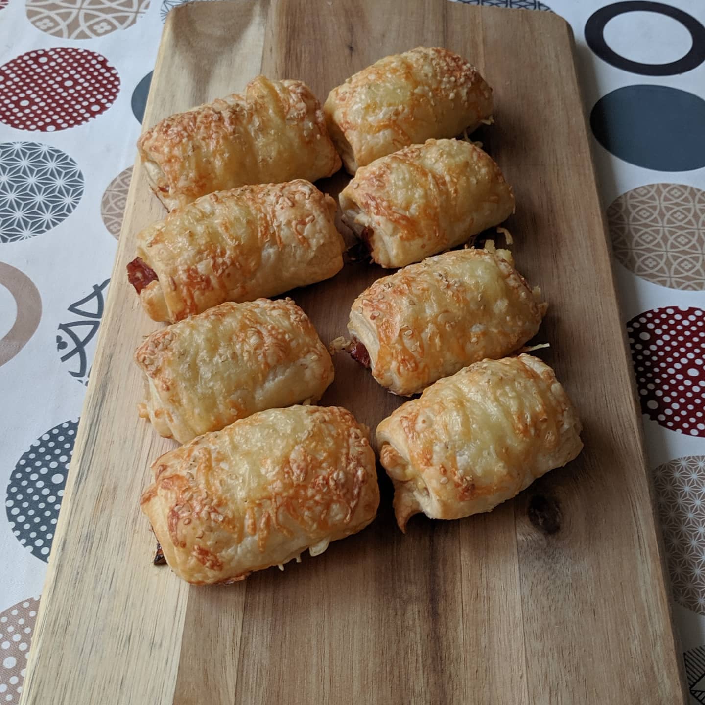 Napolitanas de hojaldre con jamón serrano y queso gouda viejo