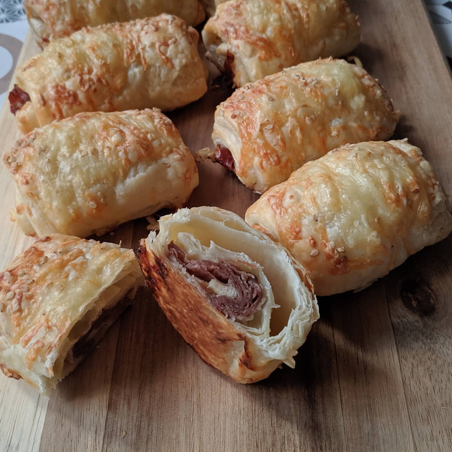 Napolitanas de hojaldre con jamón serrano y queso gouda viejo