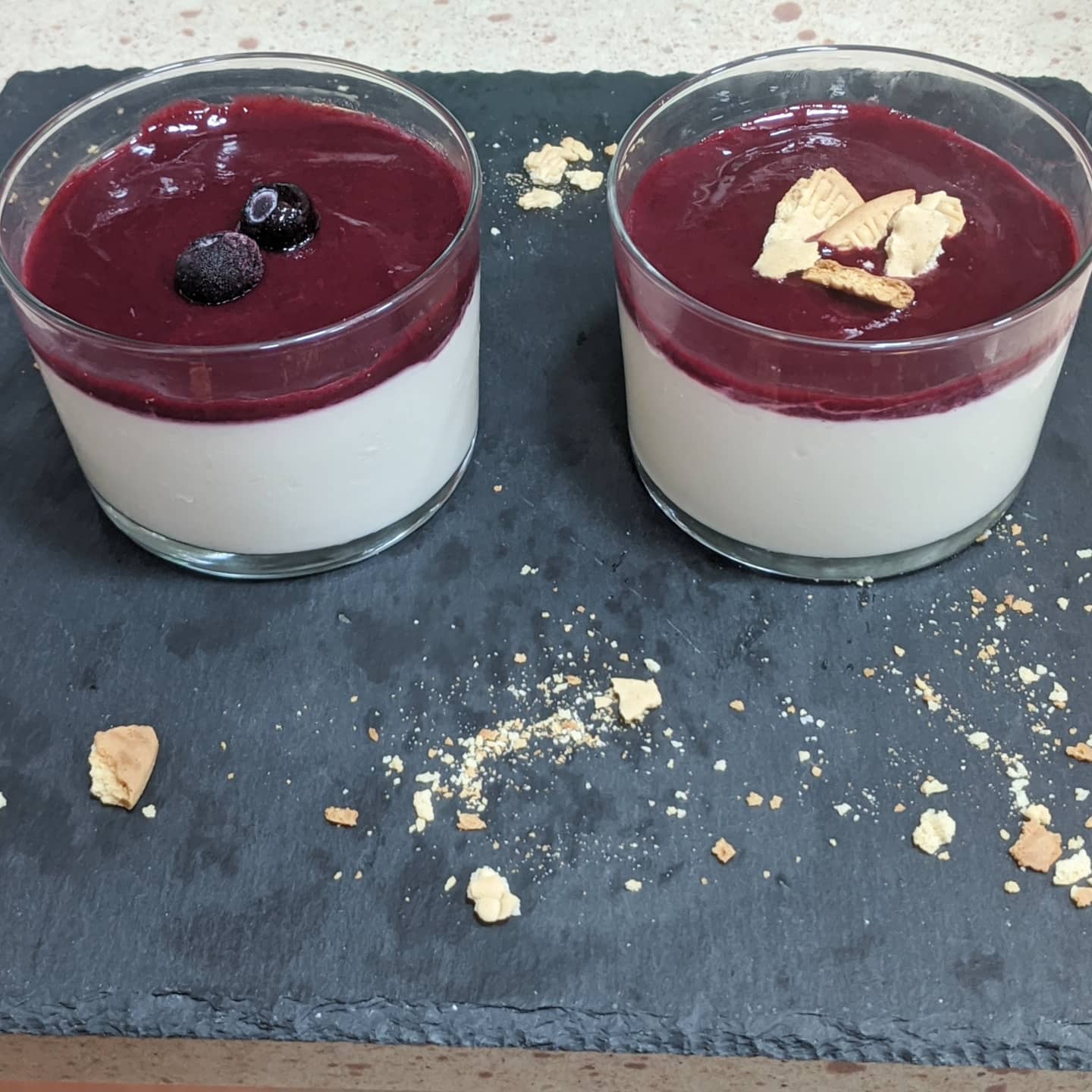 Panna Cotta Cheesecake con coulis de frutos rojos