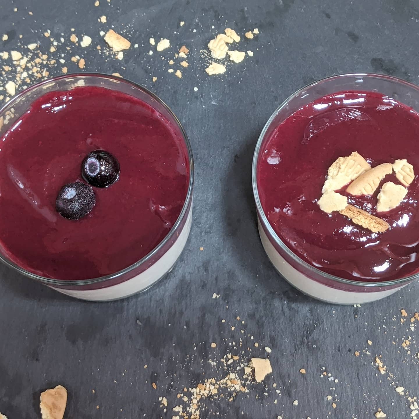 Panna Cotta Cheesecake con coulis de frutos rojos