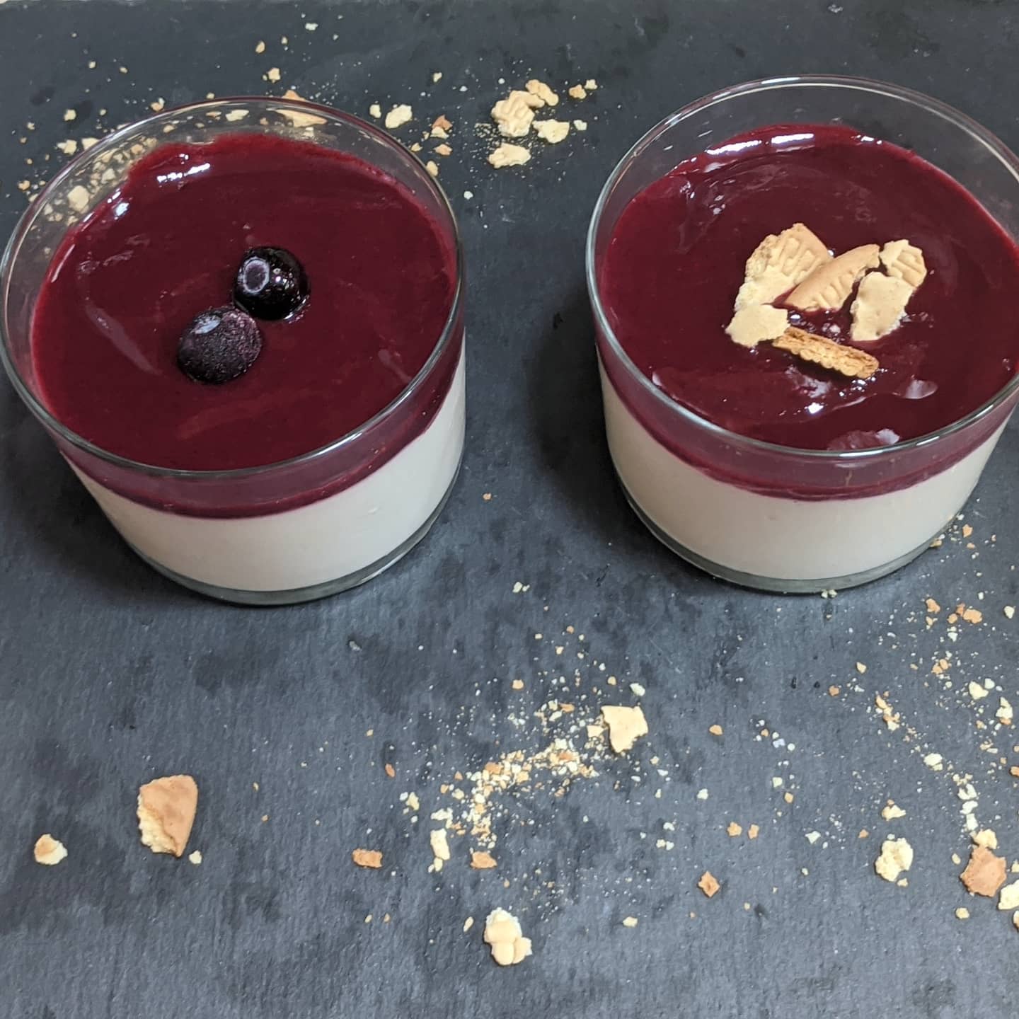 Panna Cotta Cheesecake con coulis de frutos rojos