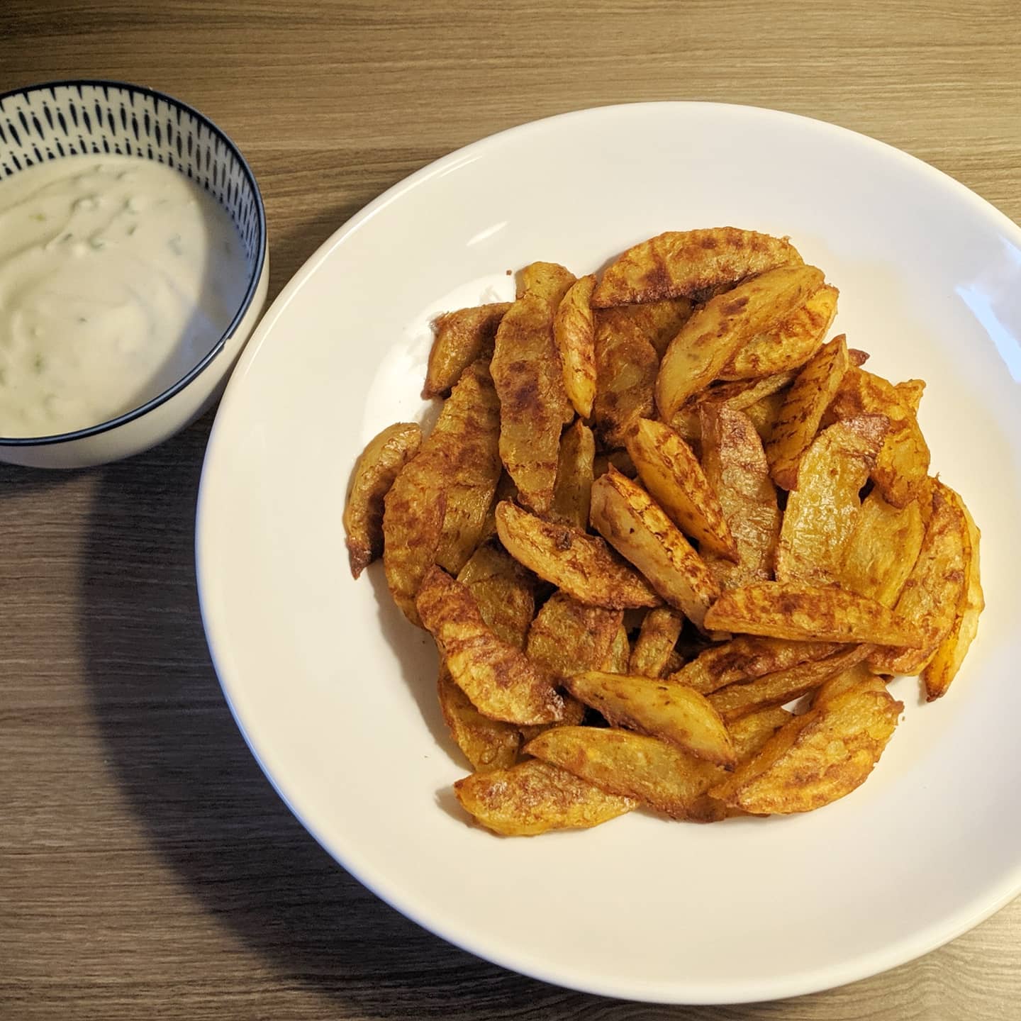 Patatas deluxe y salsa sour cream saludables