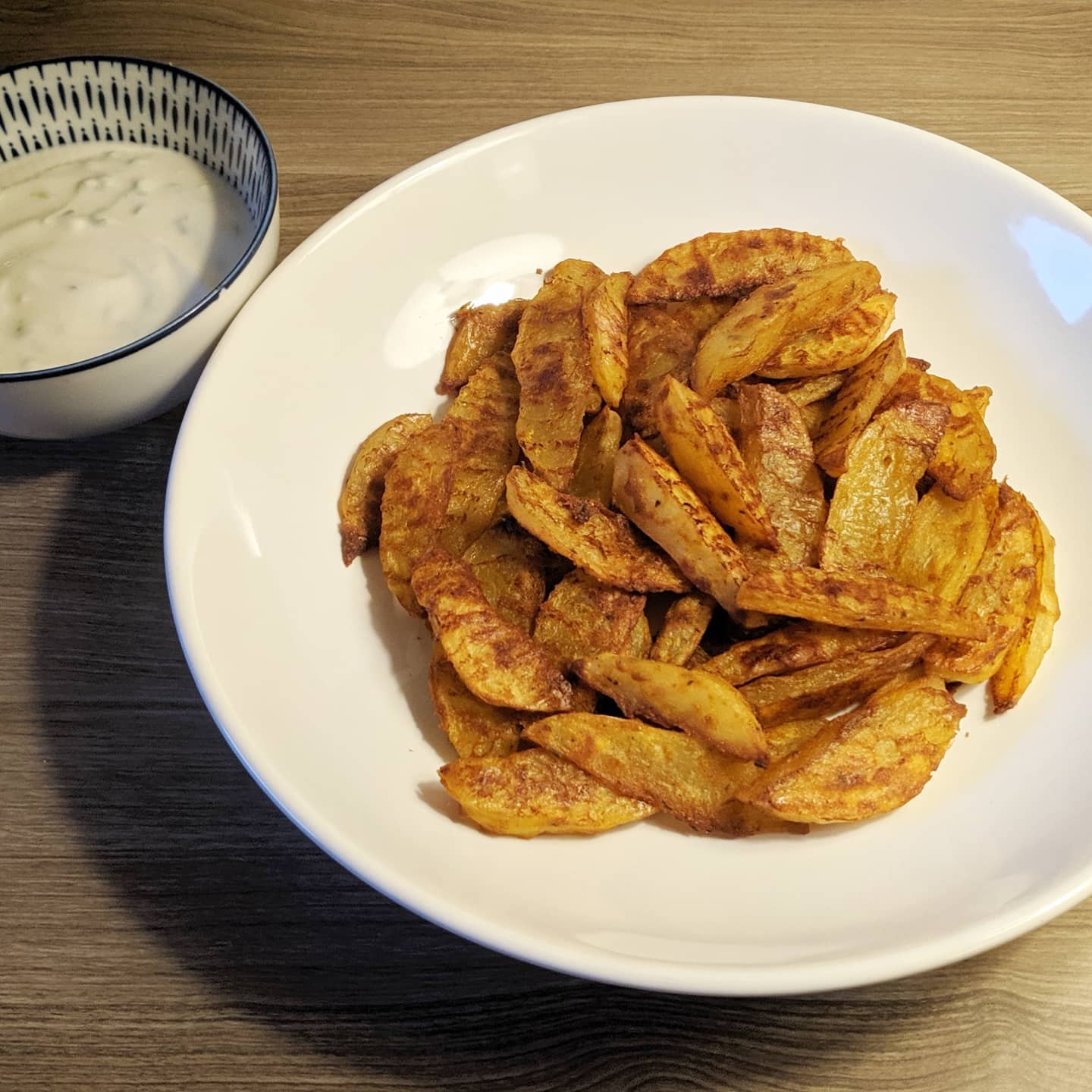 Patatas deluxe y salsa sour cream saludables