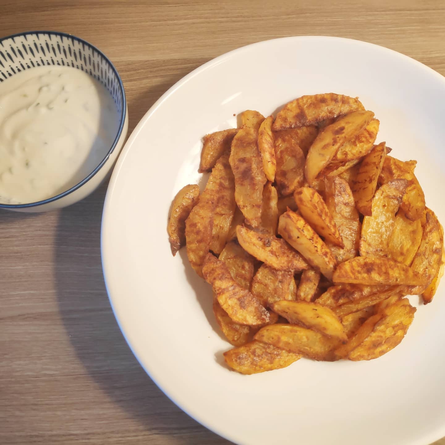 Patatas deluxe y salsa sour cream saludables