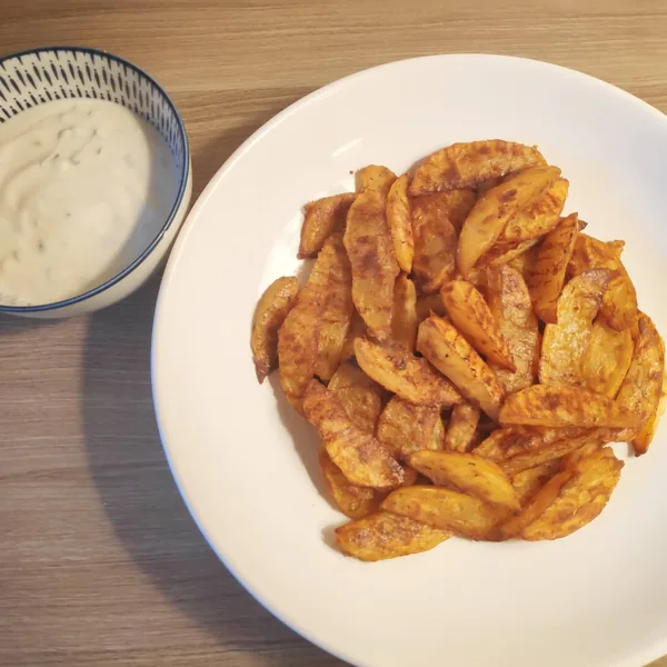 Patatas deluxe y salsa sour cream saludables