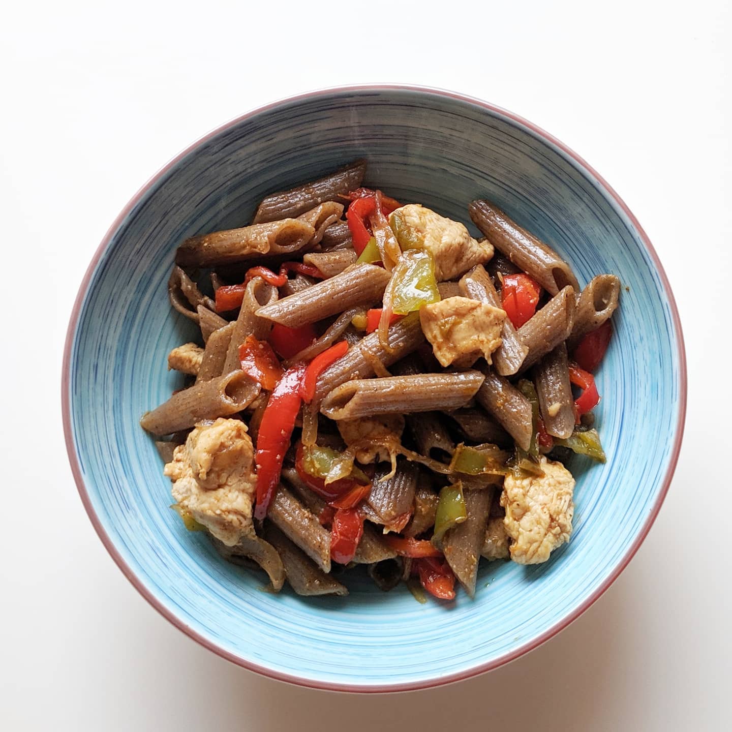 Penne de trigo sarraceno con pollo estilo fajita