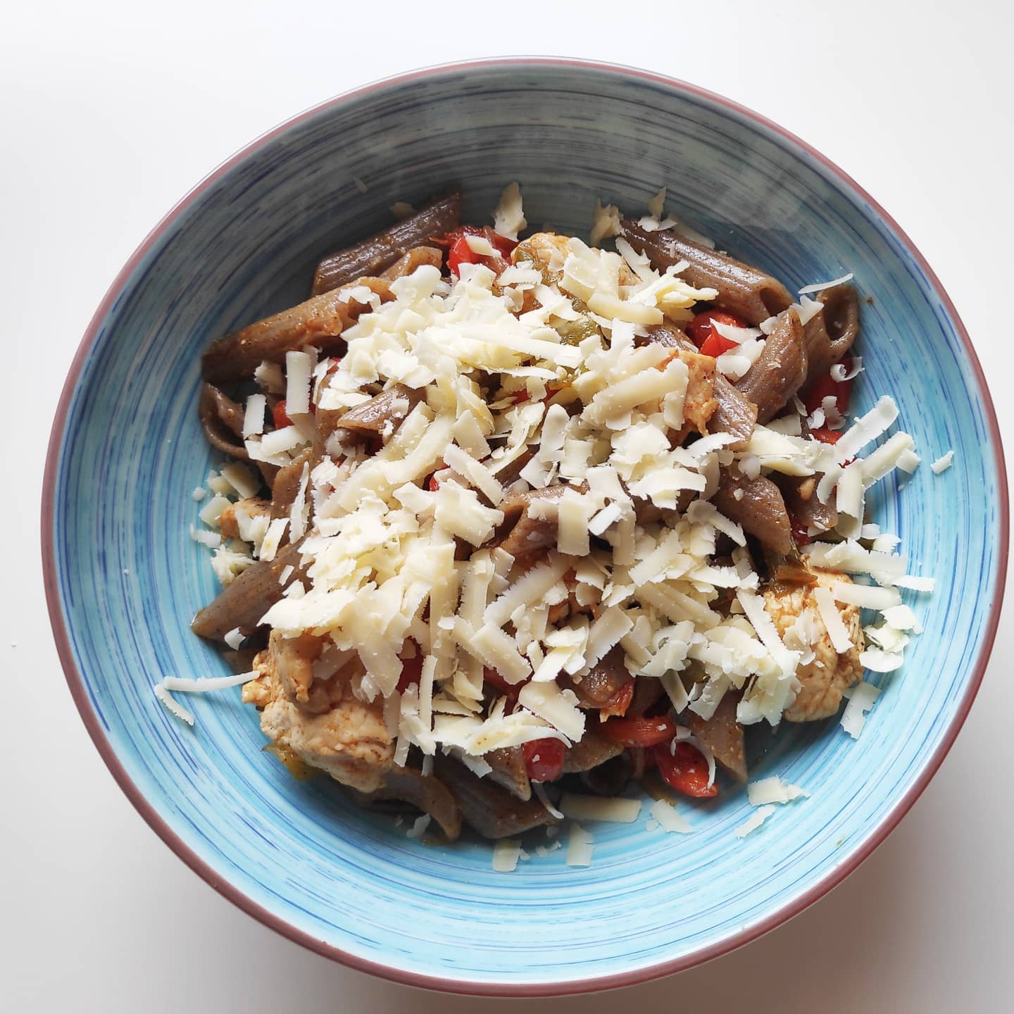 Penne de trigo sarraceno con pollo estilo fajita