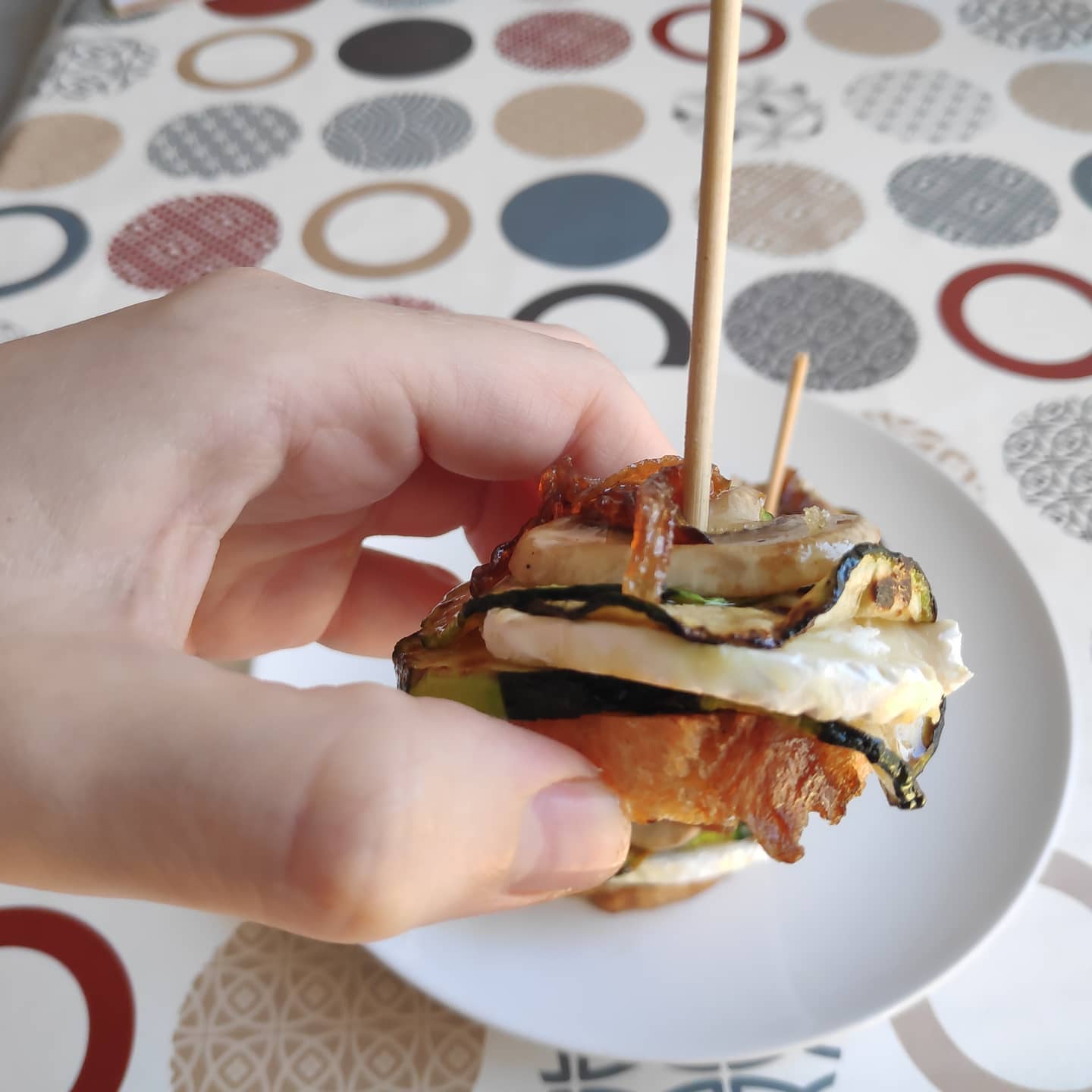 Pinchos de calabacín, queso rulo de cabra, champiñón y cebolla caramelizada