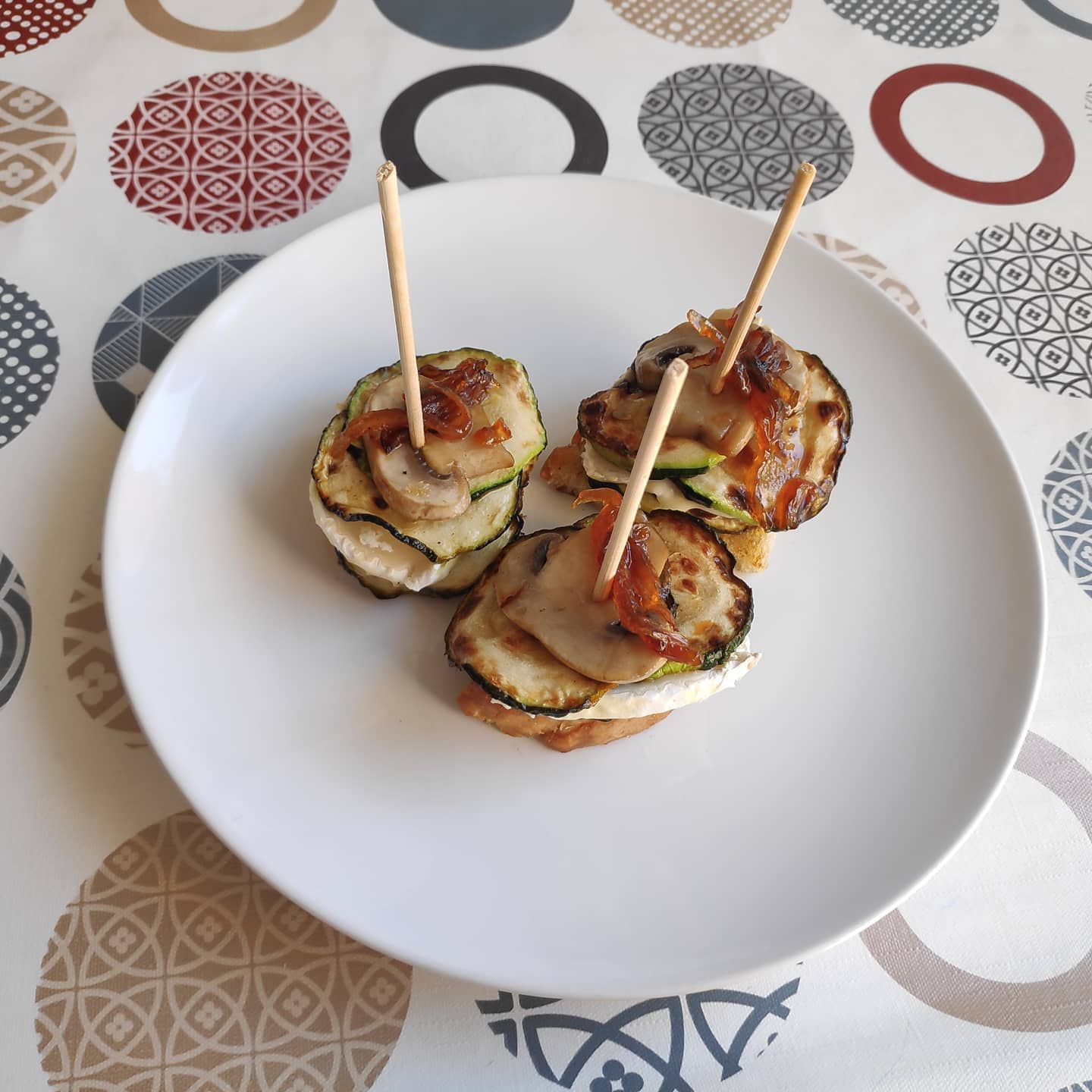 Pinchos de calabacín, queso rulo de cabra, champiñón y cebolla caramelizada
