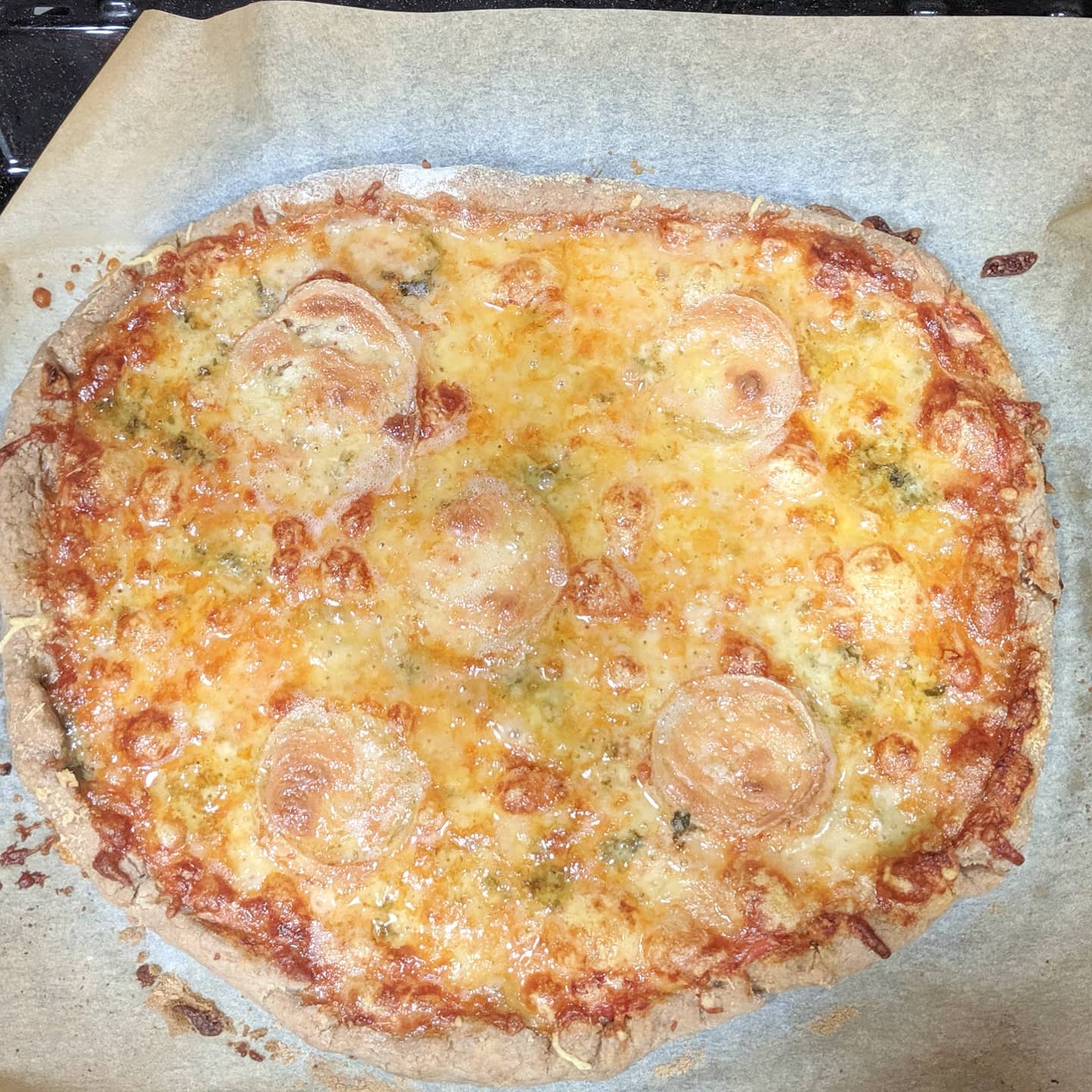 Pizza 5 quesos con masa de 3 harinas