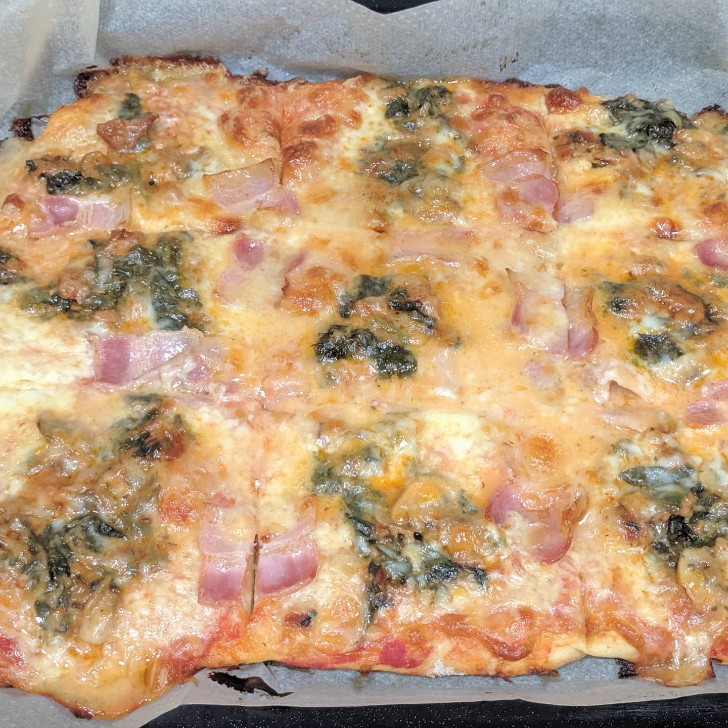Pizza de aprovechamiento con el relleno de lasaña sobrante