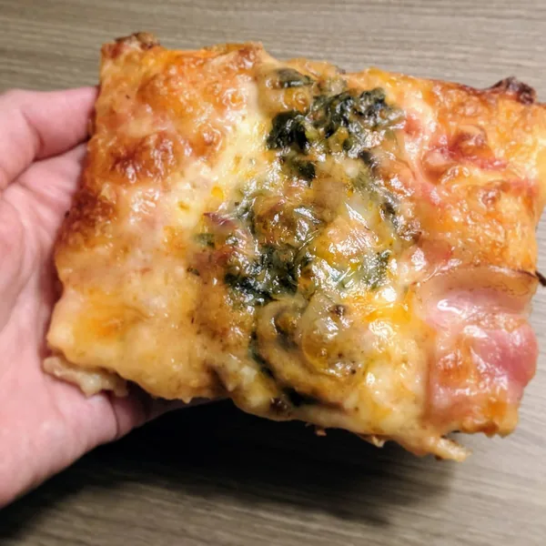 Pizza de aprovechamiento con el relleno de lasaña sobrante