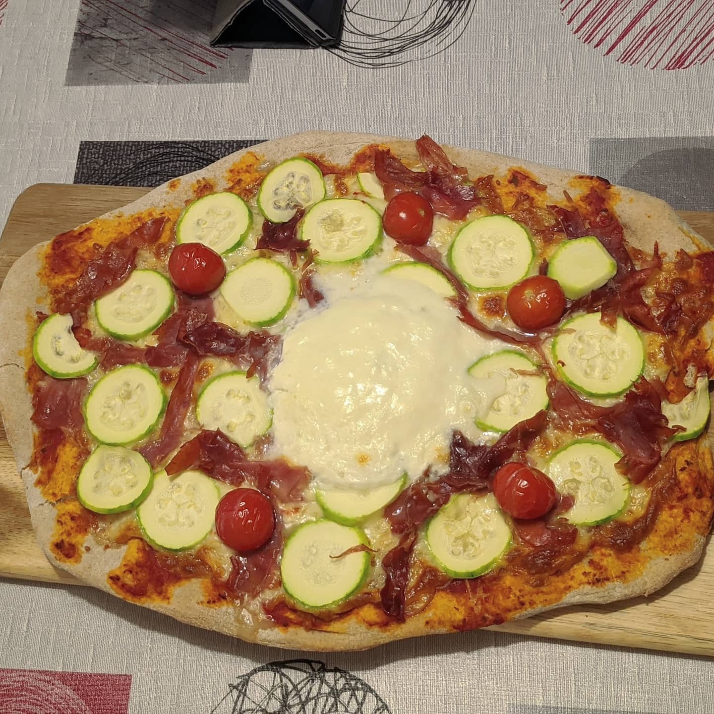 Pizza de calabacín, jamón, burrata y Cherrys