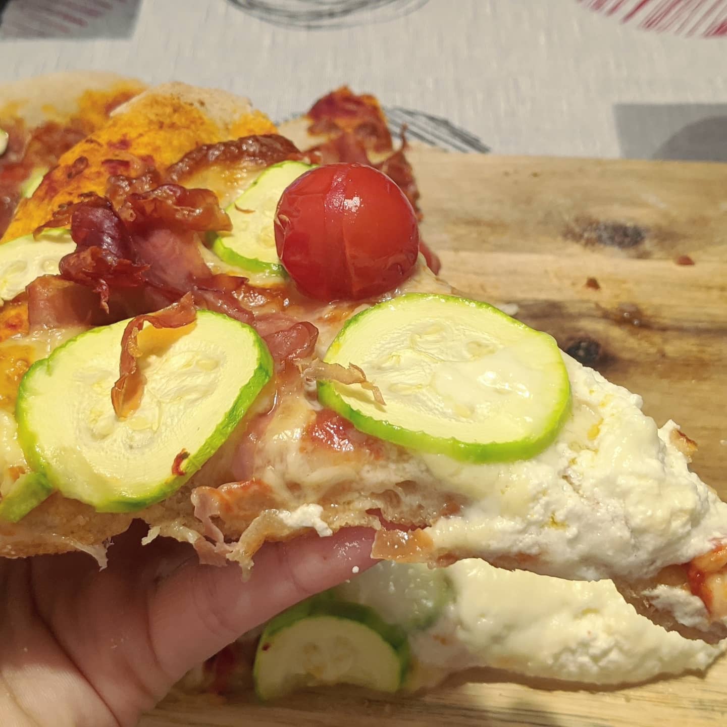 Pizza de calabacín, jamón, burrata y Cherrys