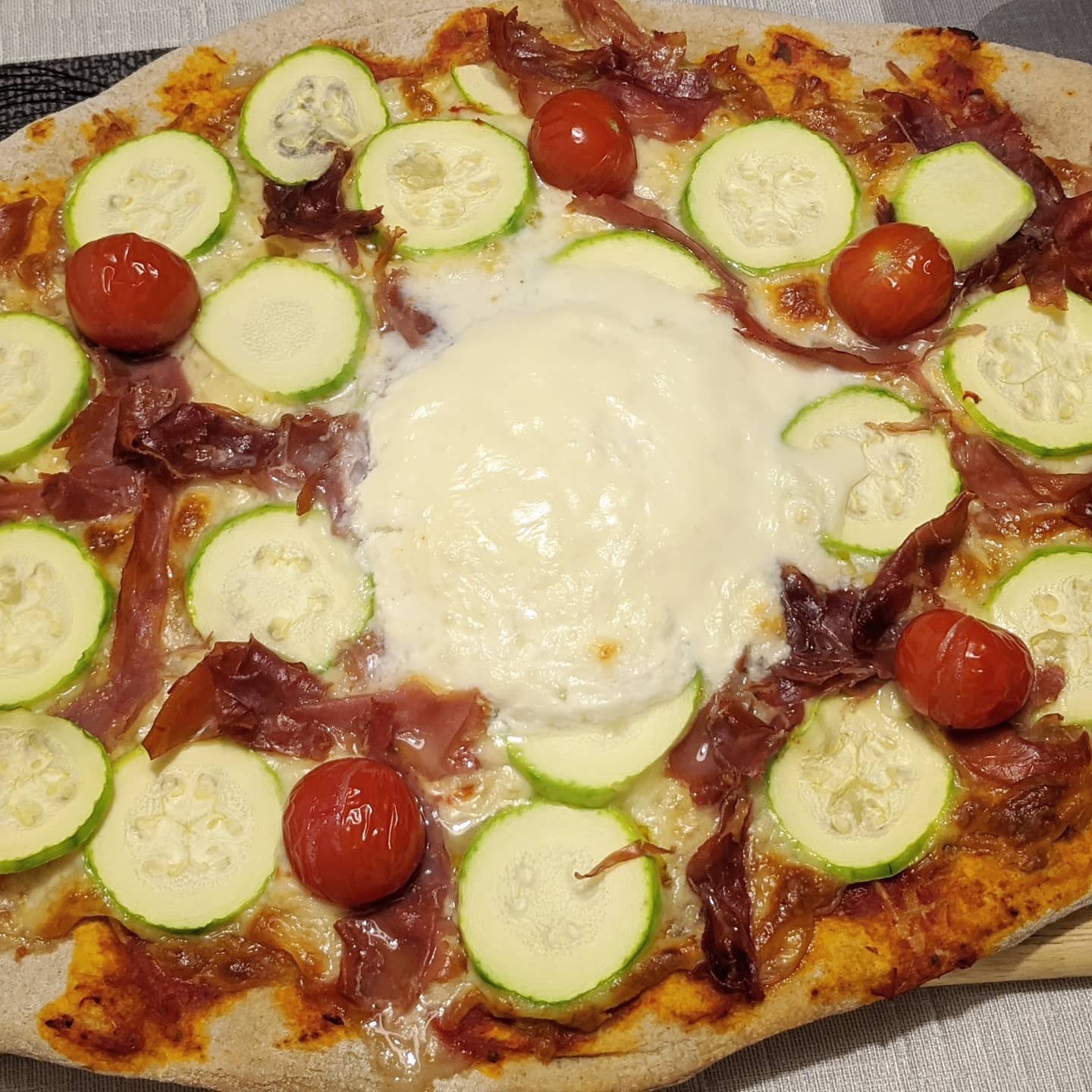 Pizza de calabacín, jamón, burrata y Cherrys