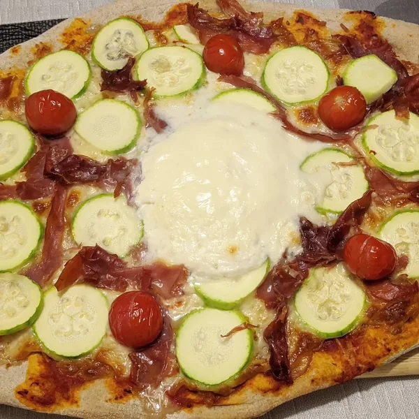 Pizza de calabacín, jamón, burrata y Cherrys