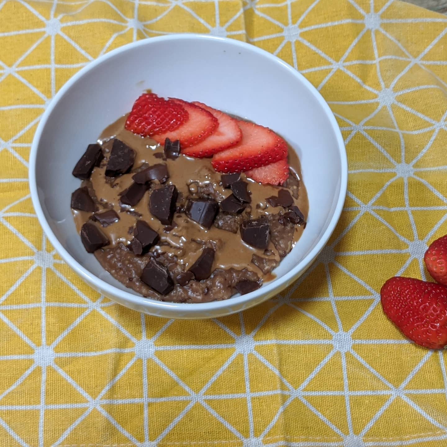Porridge de avena doble chocolate con crema de avellanas y fresas