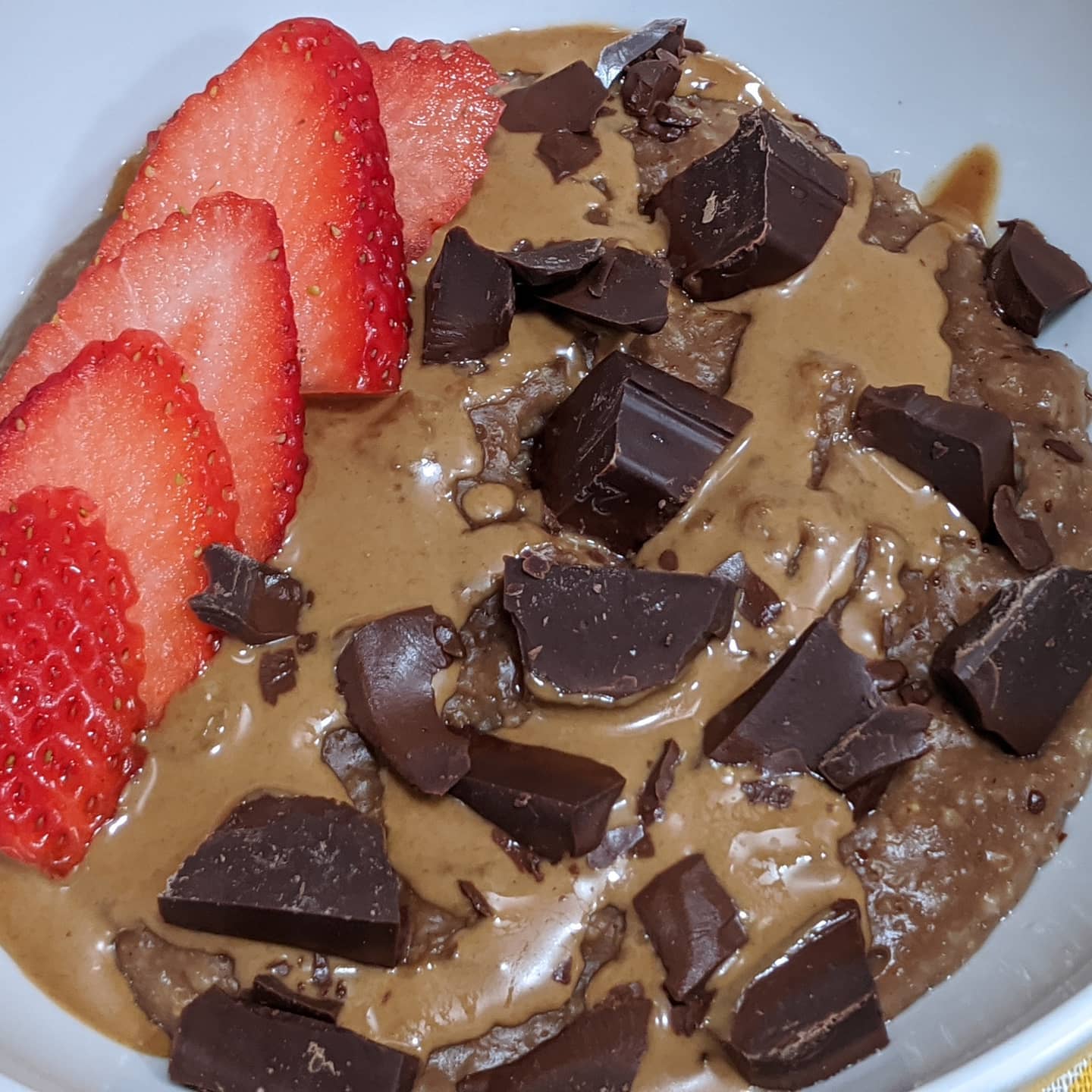 Porridge de avena doble chocolate con crema de avellanas y fresas