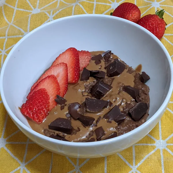Porridge de avena doble chocolate con crema de avellanas y fresas