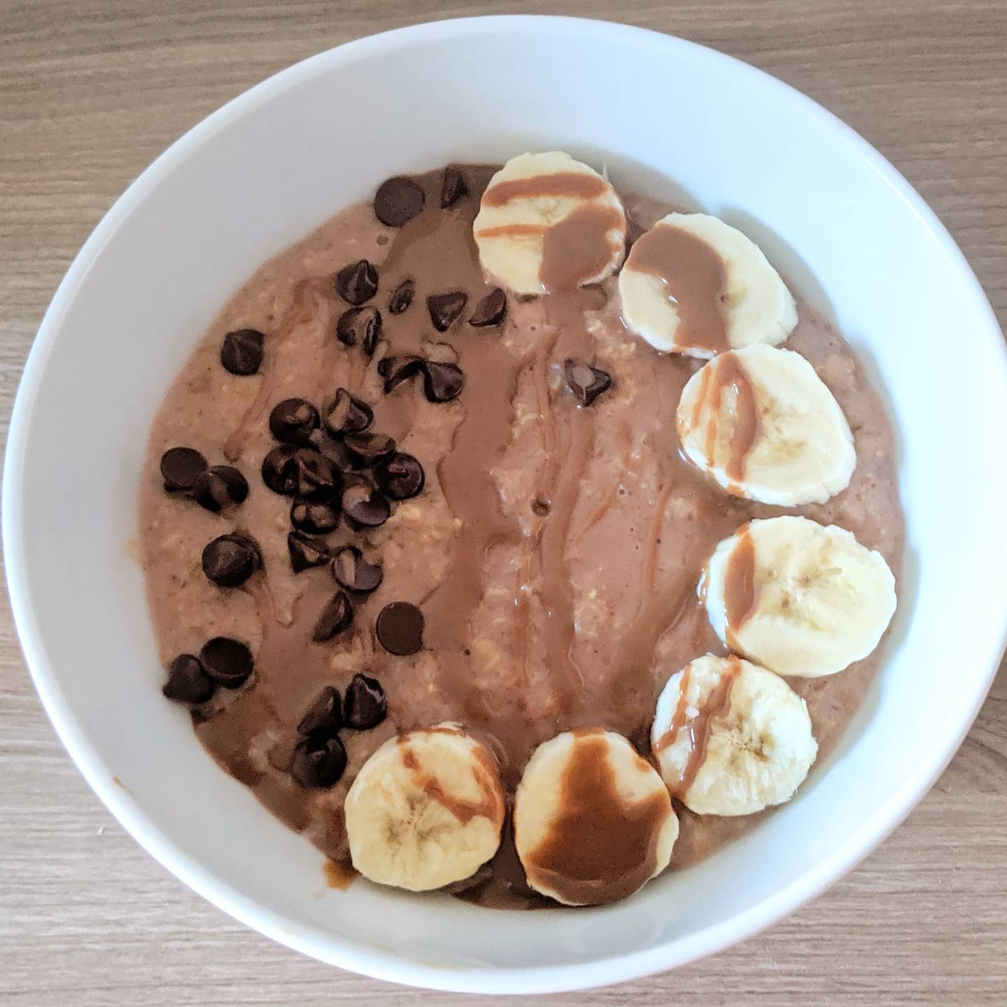 Porridge de cacao con trocitos de chocolate, banana y crema de avellanas