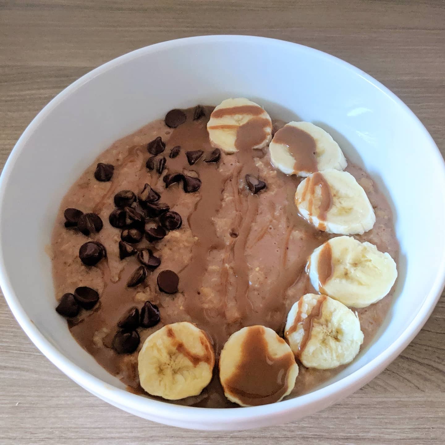 Porridge de cacao con trocitos de chocolate, banana y crema de avellanas