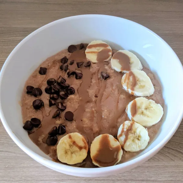 Porridge de cacao con trocitos de chocolate, banana y crema de avellanas