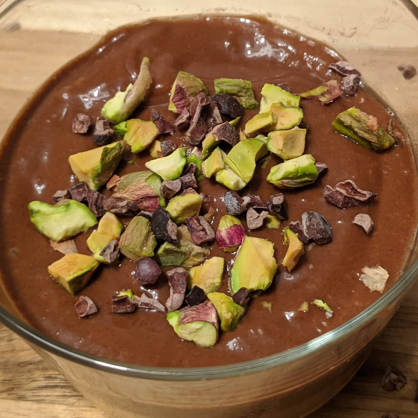 Postre saludable de chocolate, caqui, avellana, galleta y café