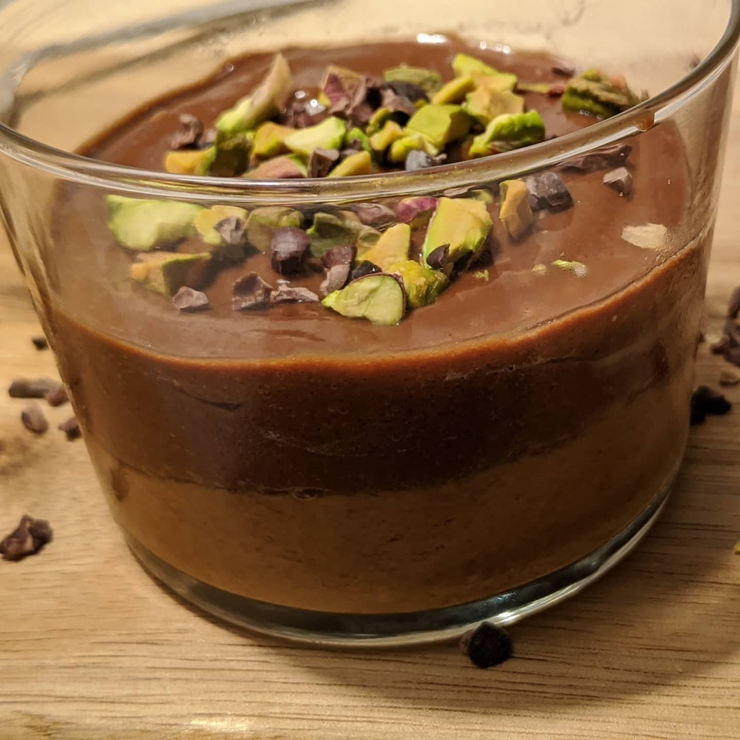 Postre saludable de chocolate, caqui, avellana, galleta y café