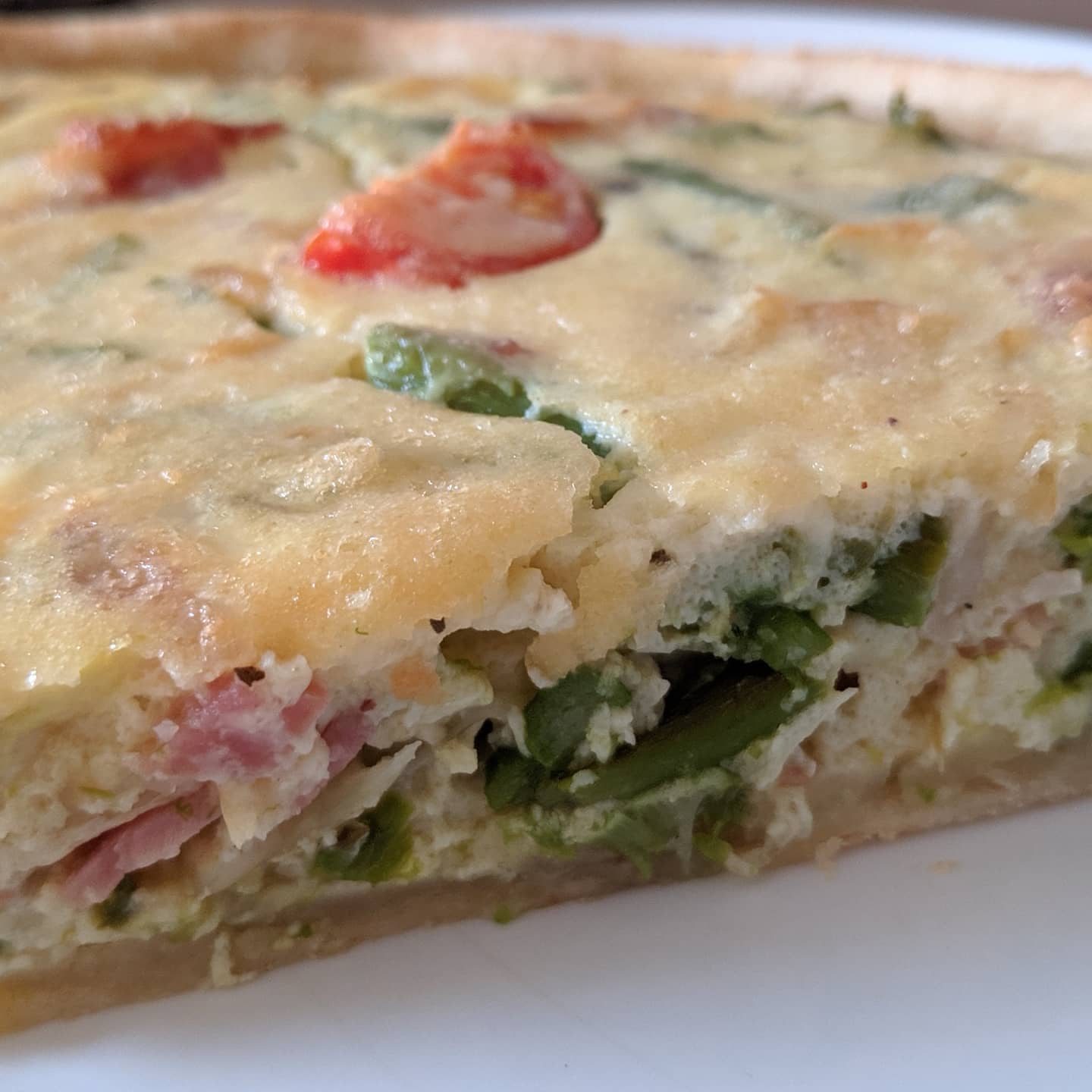 Quiche de espárragos trigueros, bacon y tomatitos cherry