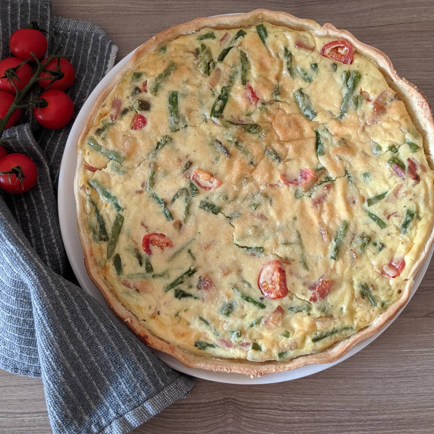 Quiche de espárragos trigueros, bacon y tomatitos cherry