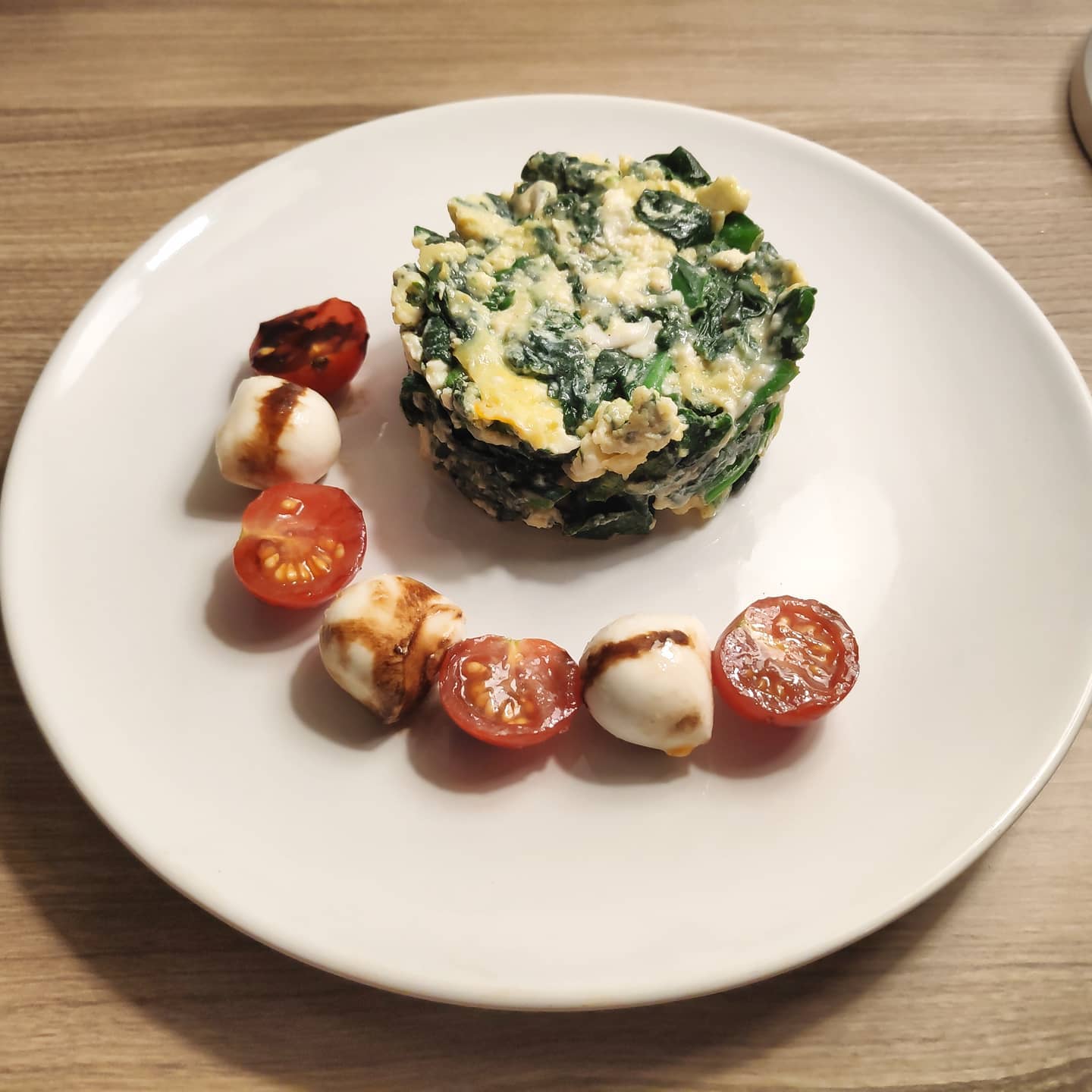 Revuelto de huevo, espinacas y queso feta