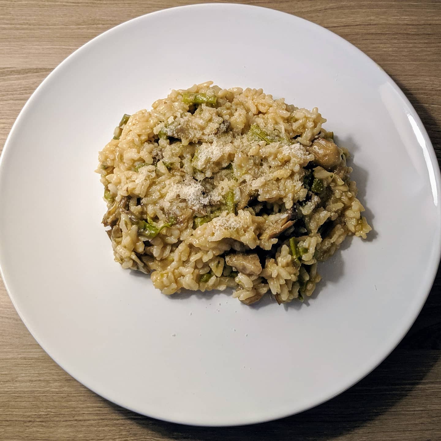 Risotto de espárragos trigueros y alcachofas