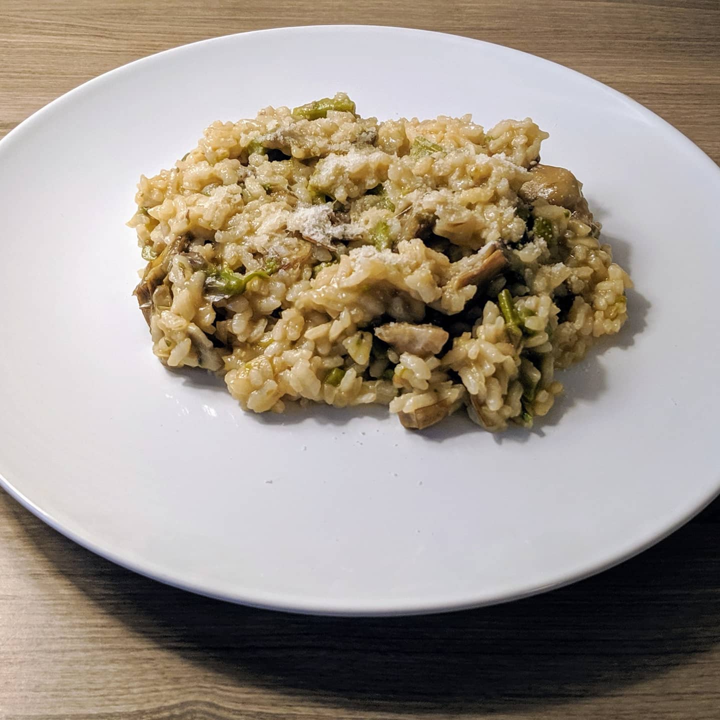 Risotto de espárragos trigueros y alcachofas