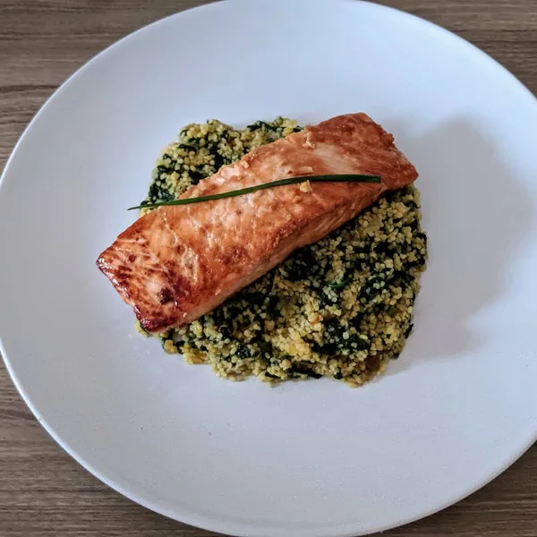 Salmón a la soja y miel acompañado de cous-cous con espinaca y berenjena