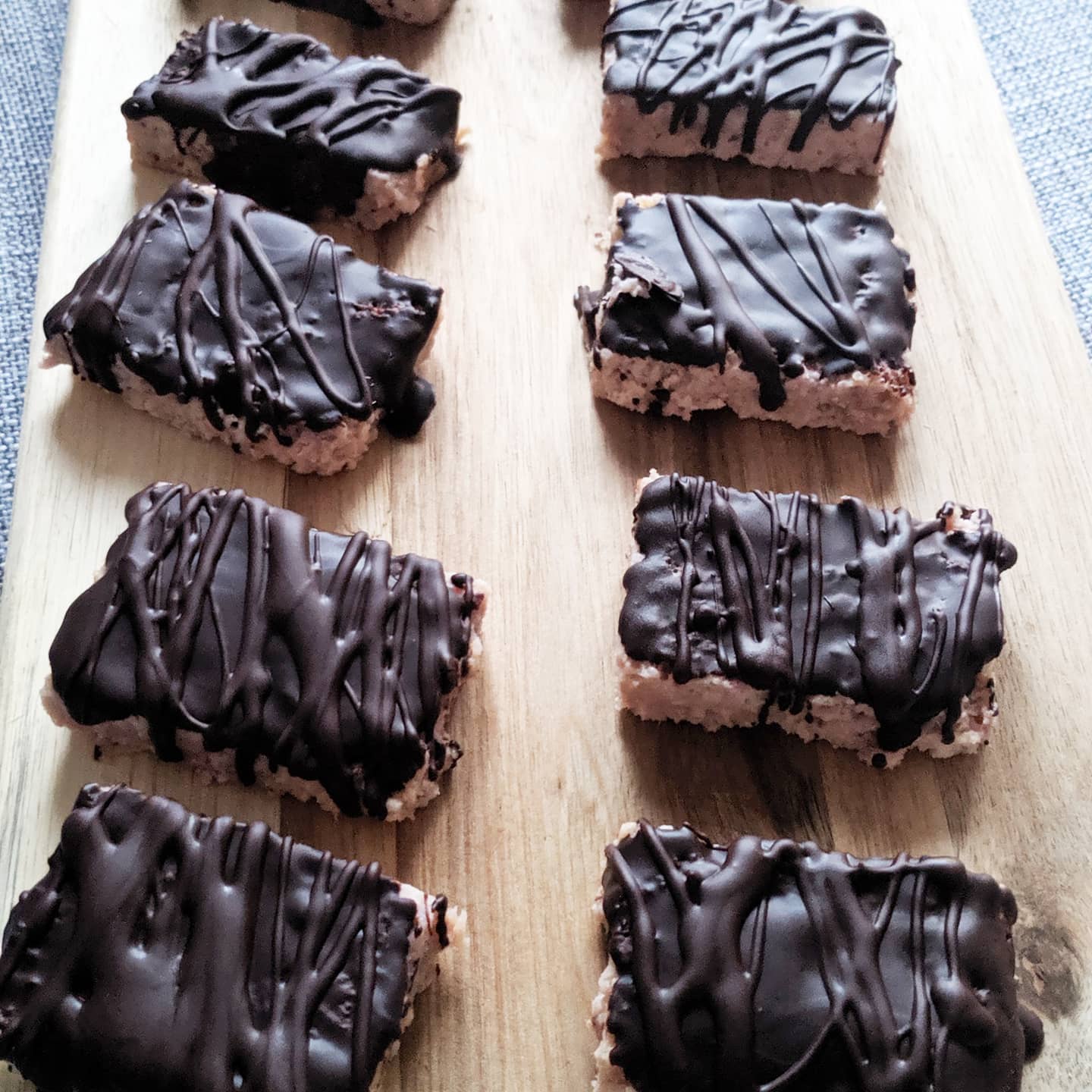 Snack de bizcocho de fresa, mascarpone y avena con cobertura de chocolate