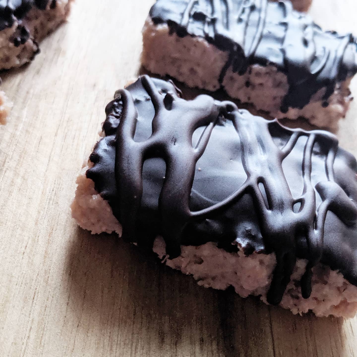 Snack de bizcocho de fresa, mascarpone y avena con cobertura de chocolate