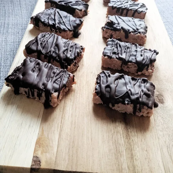 Snack de bizcocho de fresa, mascarpone y avena con cobertura de chocolate