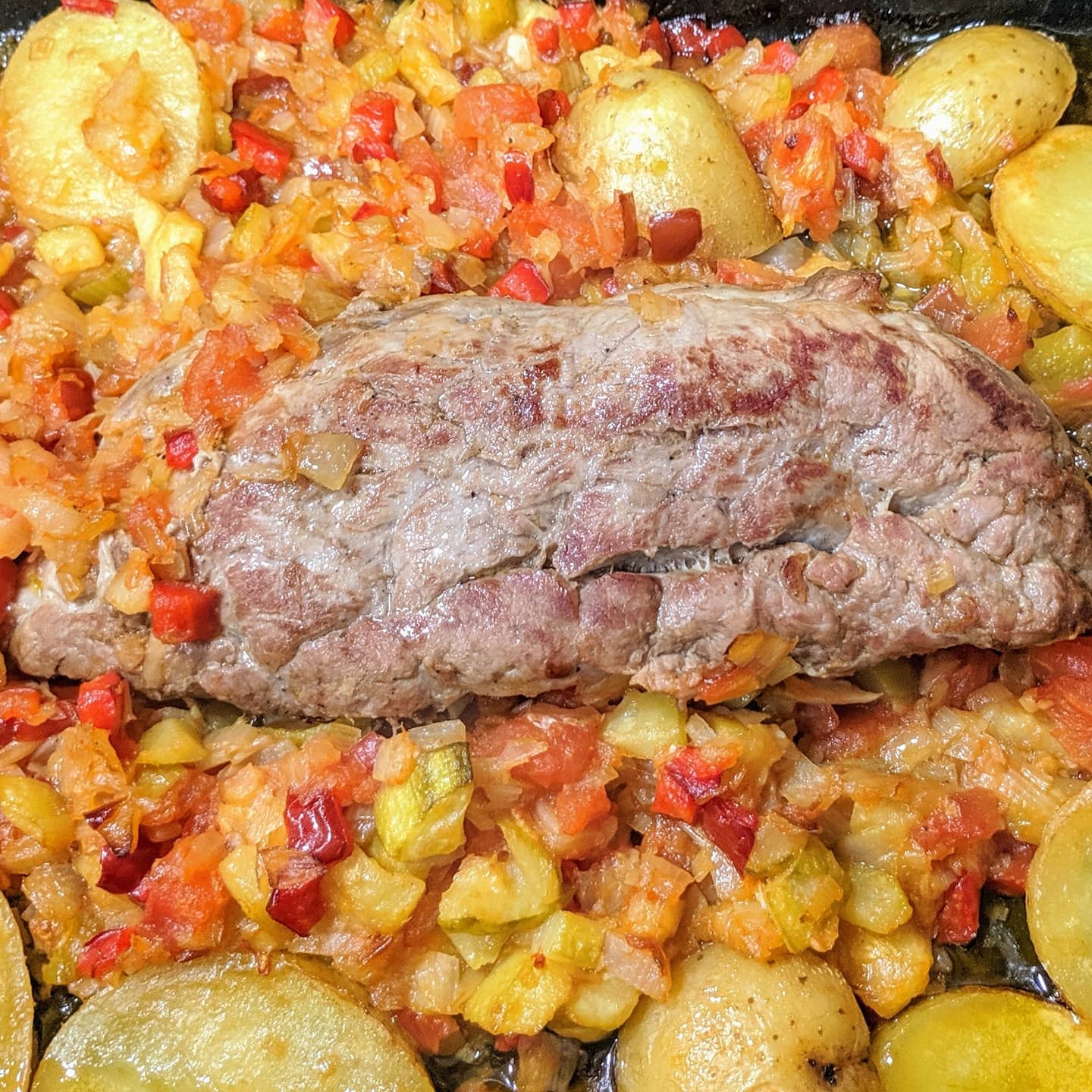 Solomillo de cerdo con verduritas y patatas