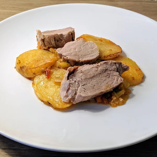 Solomillo de cerdo con verduritas y patatas