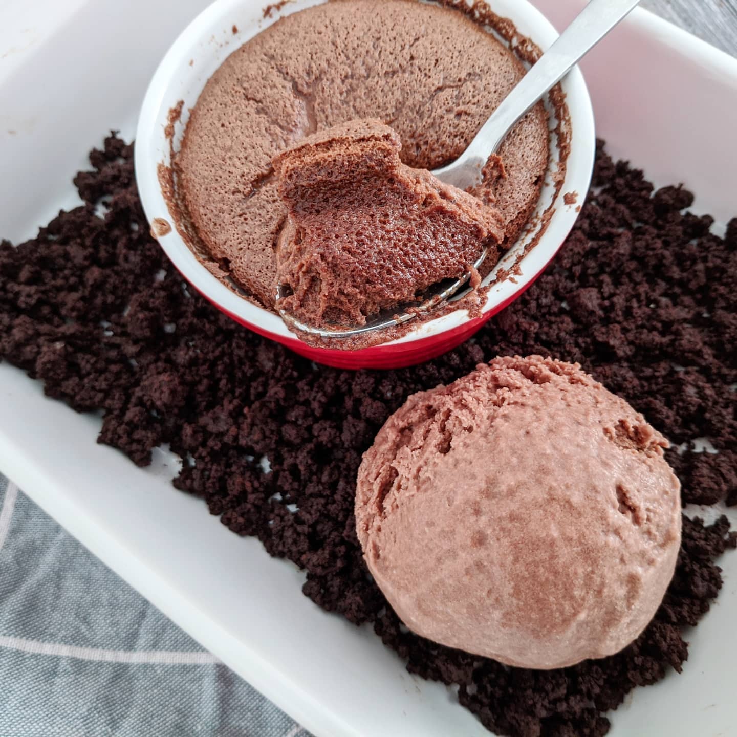 Soufflé de chocolate al toque de chile con tierra de chocolate y helado al agua de mar de chocolate