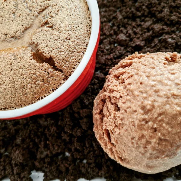 Soufflé de chocolate al toque de chile con tierra de chocolate y helado al agua de mar de chocolate