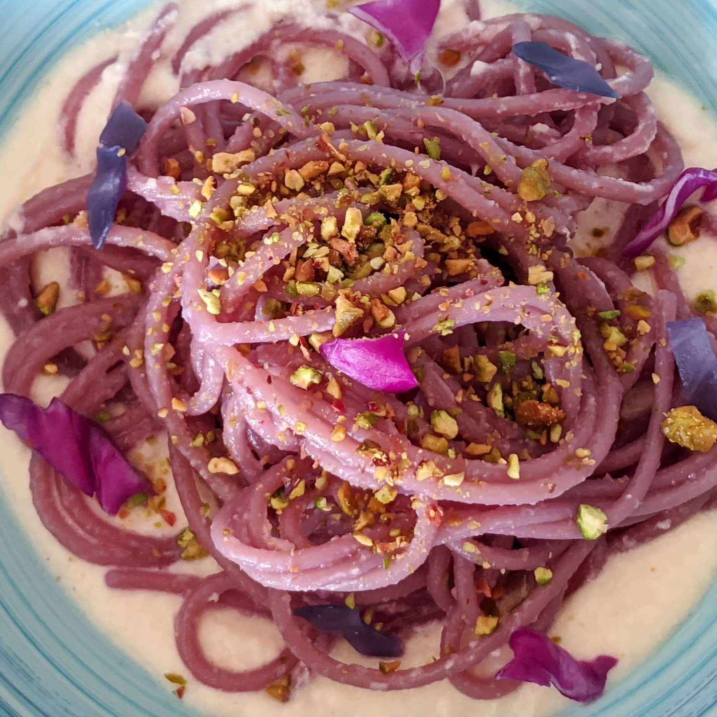 Spaghetti de col morada con crema de parmesano